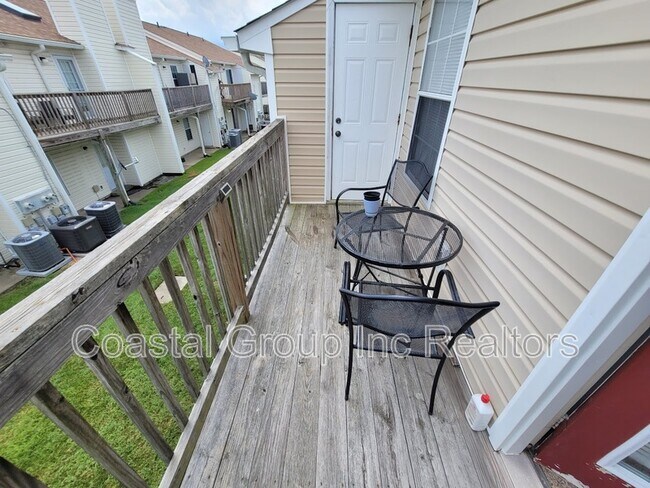 Foto del edificio - 1424 Deerpond Ln