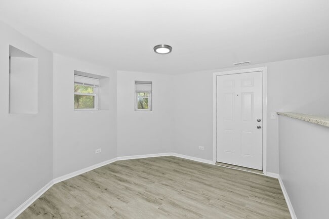 Building Photo - Two Bedroom in Washington Park!