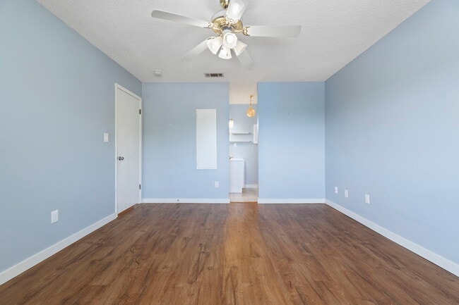 Building Photo - 1100 Shoreline Dr