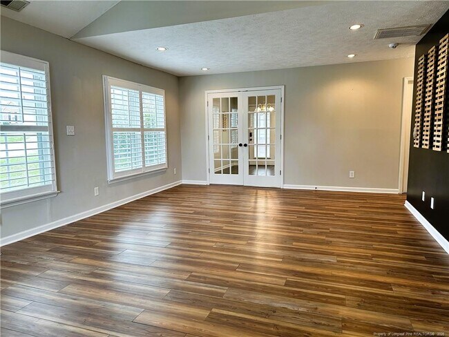 Building Photo - 2940 Amelia Dr