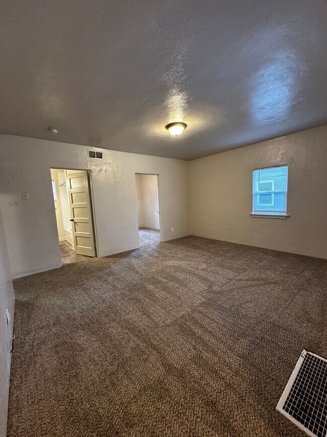 Building Photo - 811 E Bird Ave