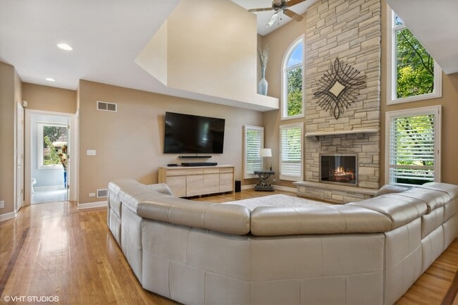Building Photo - 8840 Royal Dr