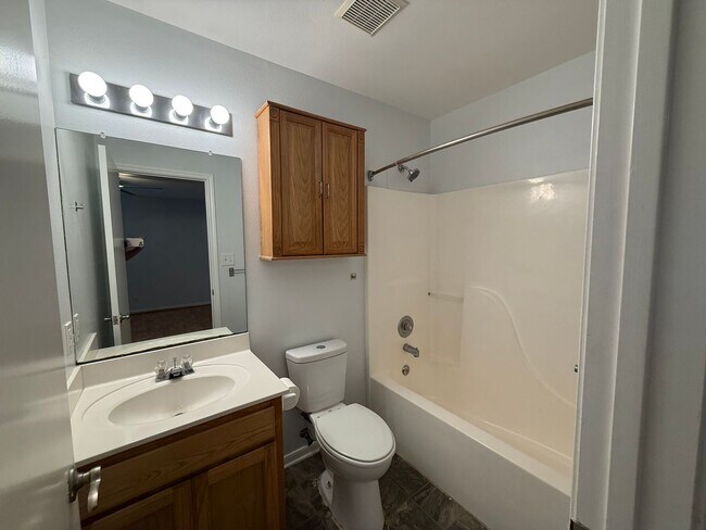 Foto del edificio - Great home in Saddle Brook