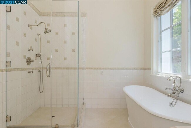 Foto del edificio - Beautifully Updated 5-Bedroom Home in Prim...