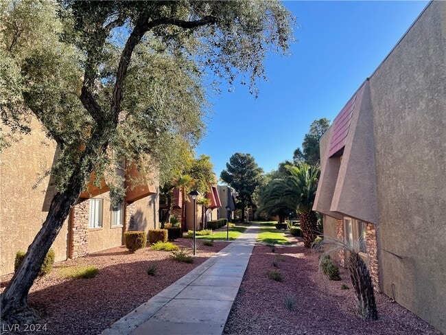 Building Photo - 5062 River Glen Dr
