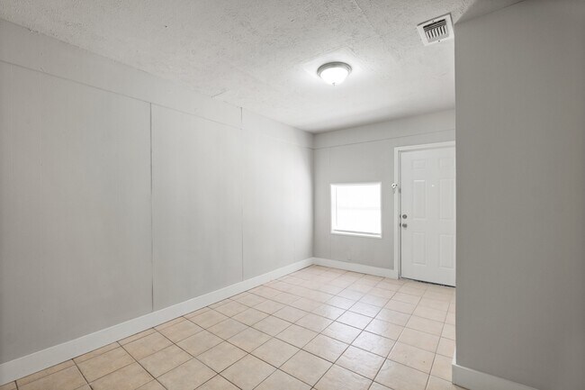 Foto del edificio - 8410 Bob White Dr