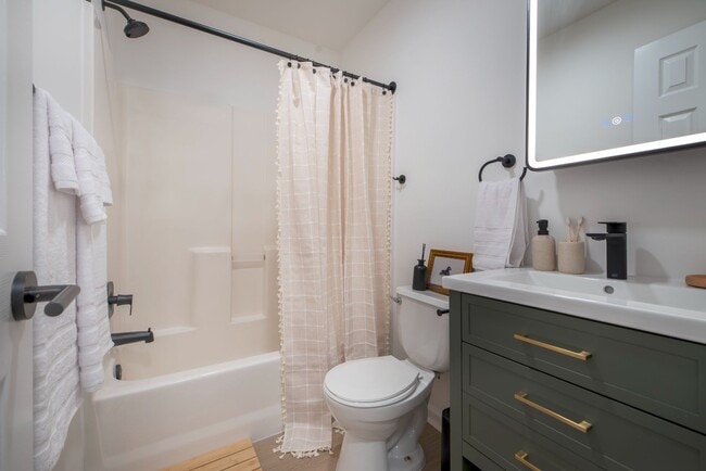 Building Photo - Everbend Tarrytown