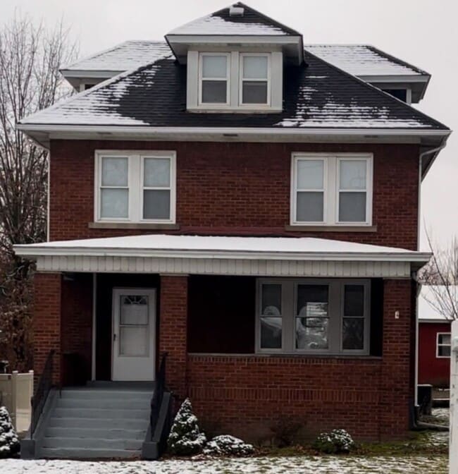 Building Photo - 1st month free w/ 2 or 3 year lease on lar...