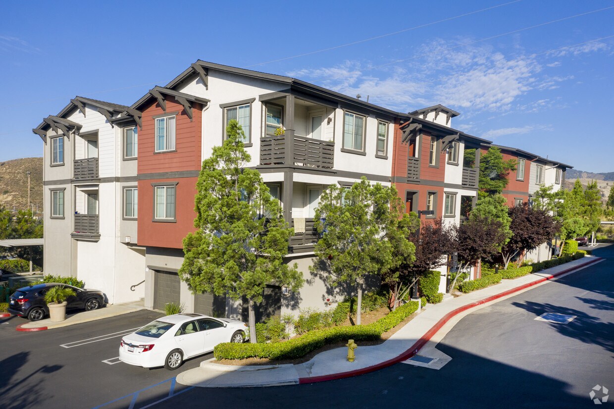 ROCKWOOD AT THE CASCADES Apartments in Sylmar, CA Westside Rentals