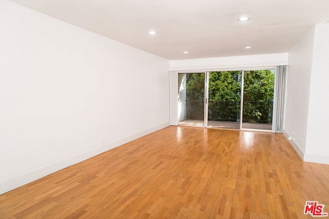 Building Photo - 416 N Oakhurst Dr