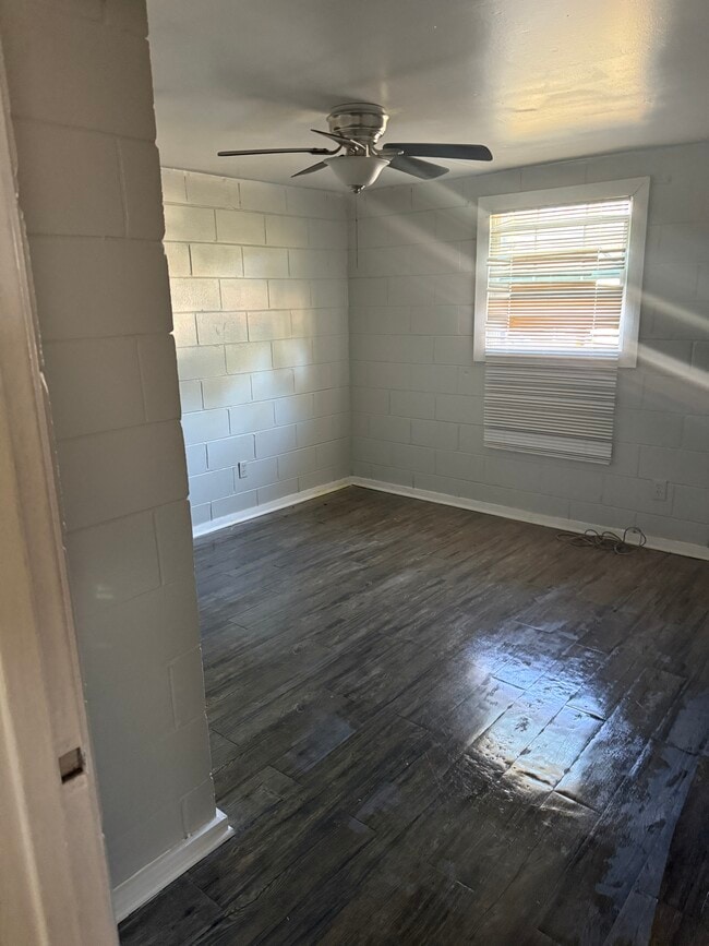 Building Photo - 541 Palm Beach St