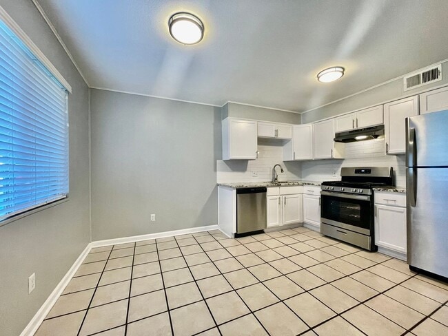 Foto del edificio - Spacious 2 Bedroom / 1 Bathroom Apartment ...