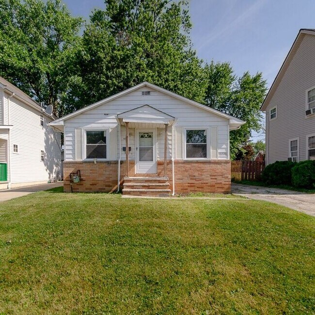 Building Photo - Just Updated 3BD Home in Lee/Harvard Area