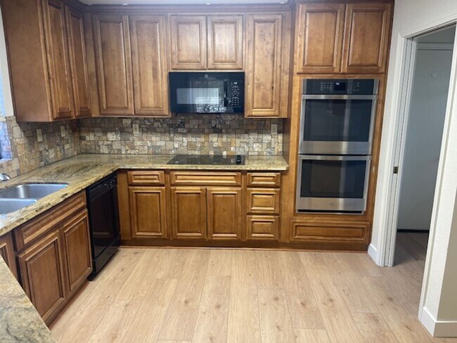 Foto del edificio - Vacaville single story home with3 car garage.