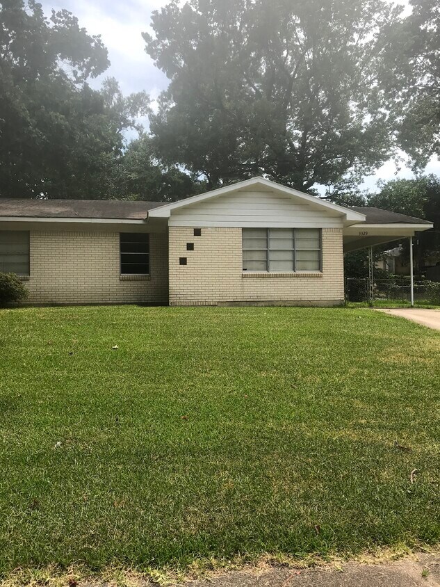 Brick home on corner lot - 3329 Sun Valley Ct