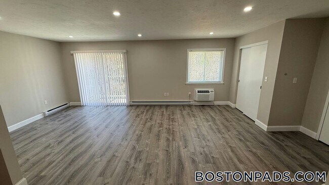 Foto del edificio - 310 Thompson Rd