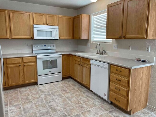 Building Photo - 451 Stardust Ct