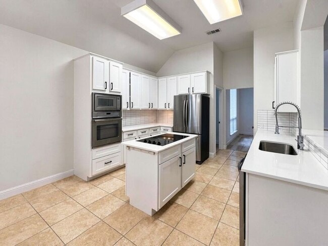 Building Photo - 3867 Ridgelake Ct