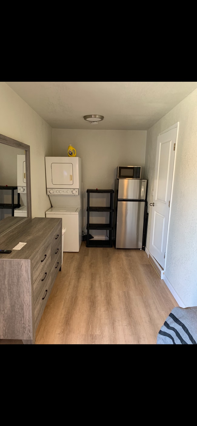 Building Photo - 5031 Bakman Ave