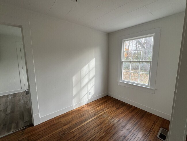 Building Photo - Great 2 Bed 1 Bath Home near MTSU!