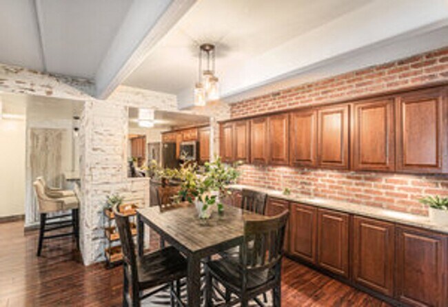 Building Photo - Cute 2 Bed Furnished Condo in Old Town