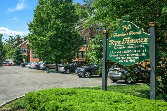 Foto del edificio - 150 Theodore Fremd Ave