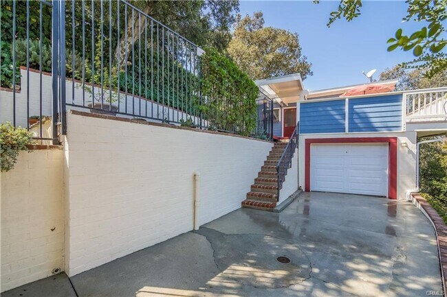 Foto del edificio - Views! Enchanting 2+1 Artists Retreat Nestled in Tujunga Hillsides