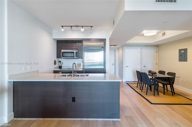 Foto del edificio - 1 br, 1 bath Condo - 500 Brickell Ave Apt 800