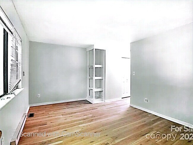 Foto del edificio - 11231 E W.T. Harris Blvd