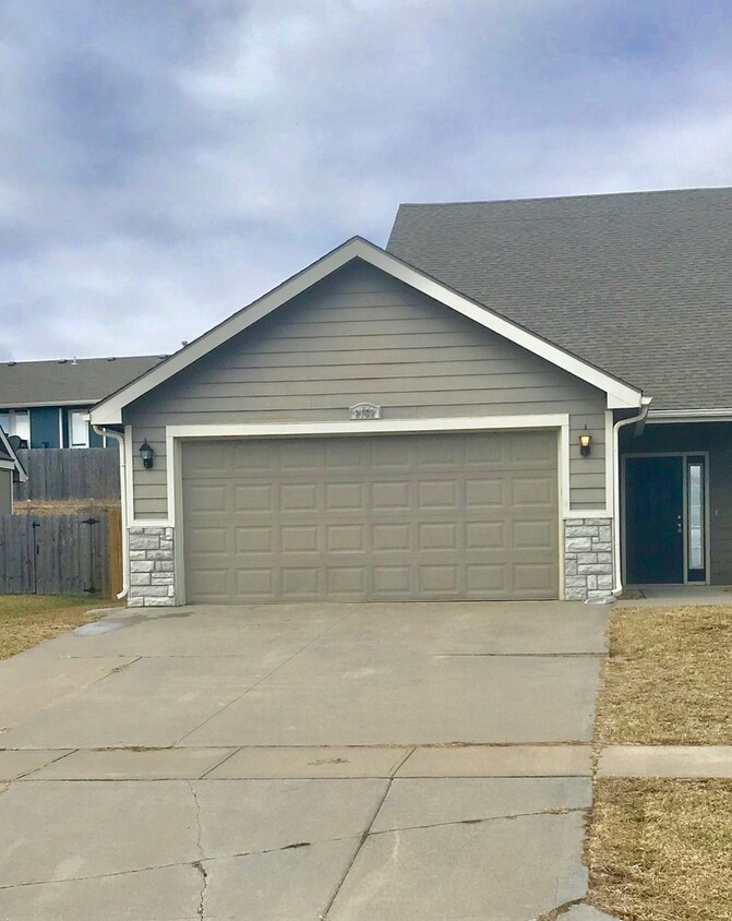 Primary Photo - Privacy fenced yard!