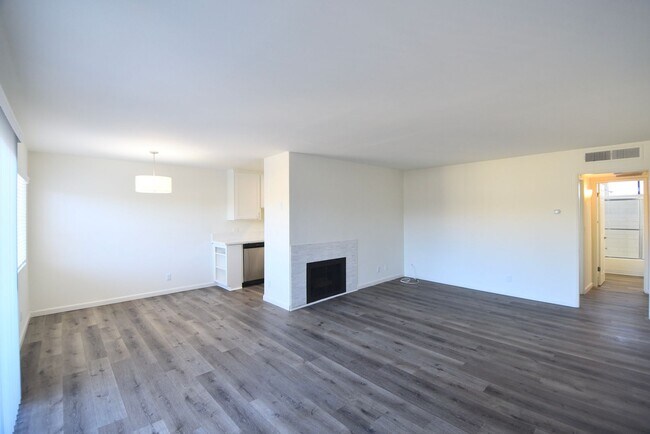 Foto del edificio - 15128 Burbank Blvd