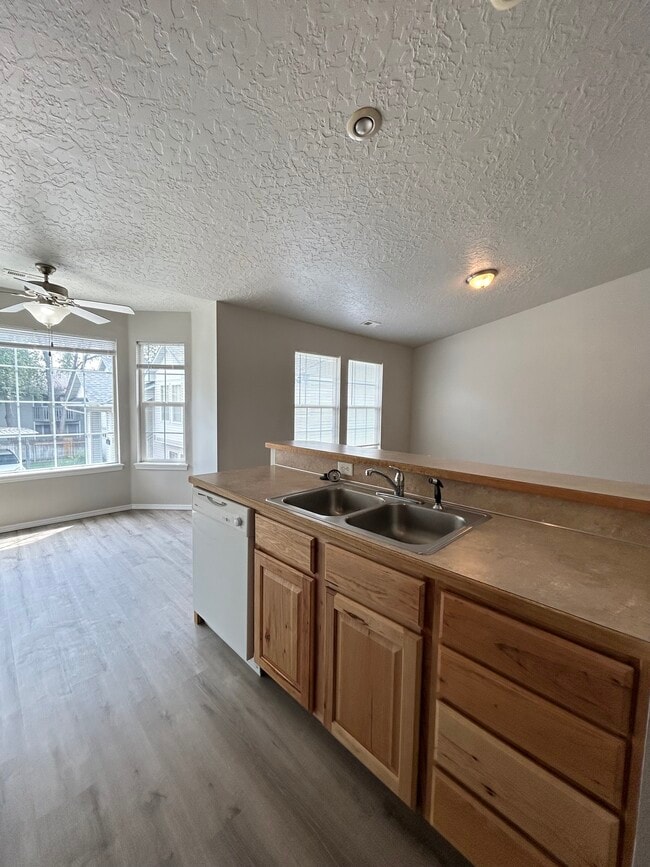 Building Photo - 1621 S Eagleson Rd