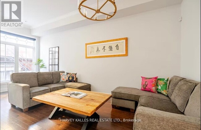 Building Photo - 543 C Parliament St