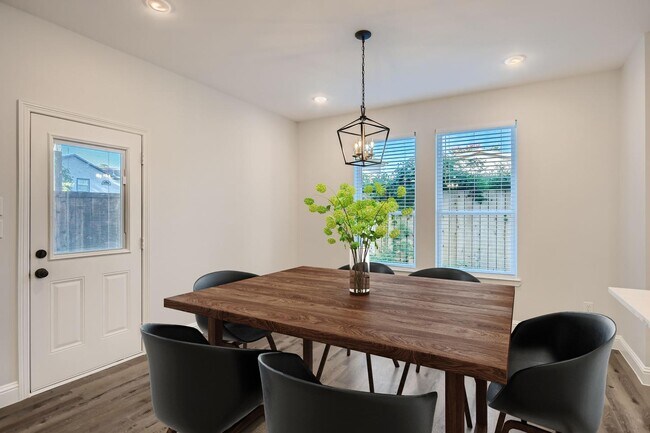 Building Photo - Stylish & Modern Home for Rent in the Heart of Dallas!