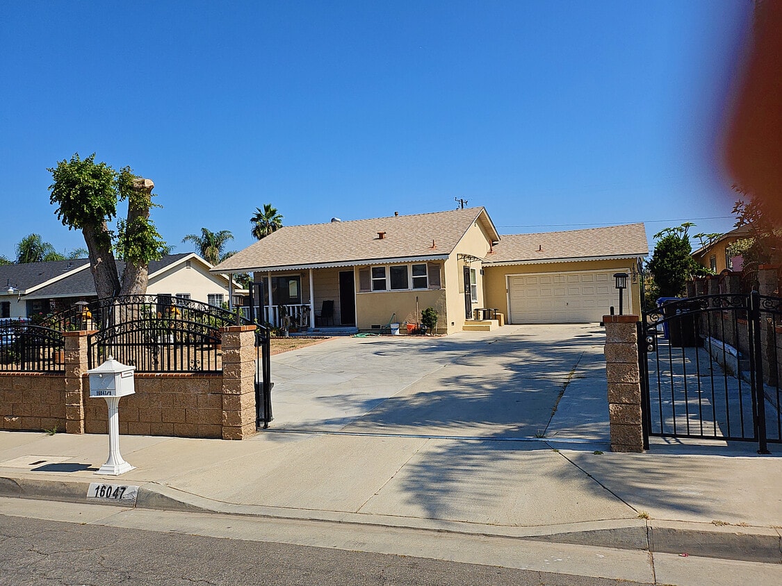 Foto principal - 16047 Meadowside St
