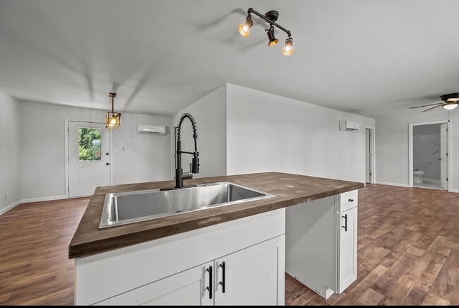 Foto del edificio - 1496 Kellum Loop Rd