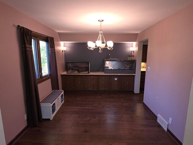 Building Photo - Updated 4 bedroom home in Merton