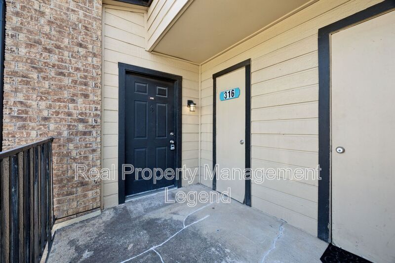Primary Photo - 3022 Forest Ln