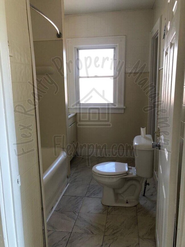Building Photo - House for rent near the campus of UT