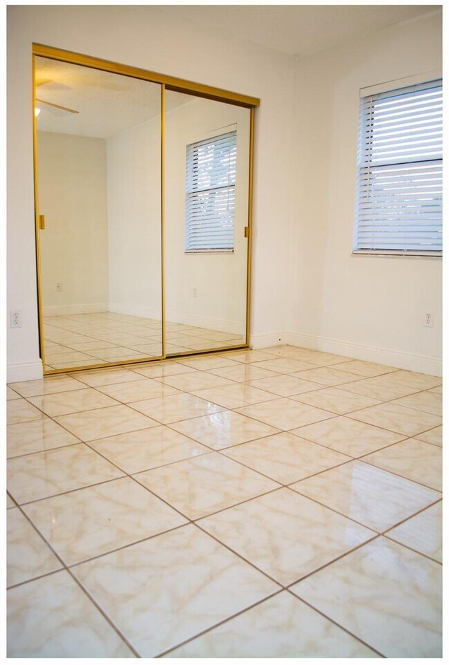 Foto del edificio - 1061 Goldenrod Rd