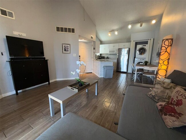 Building Photo - 1940 Lake Atriums Cir