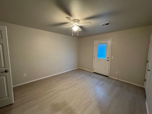 Building Photo - 55 plus Living in Newcastle!  Concierge maintenance, lawncare and all appliances provided!