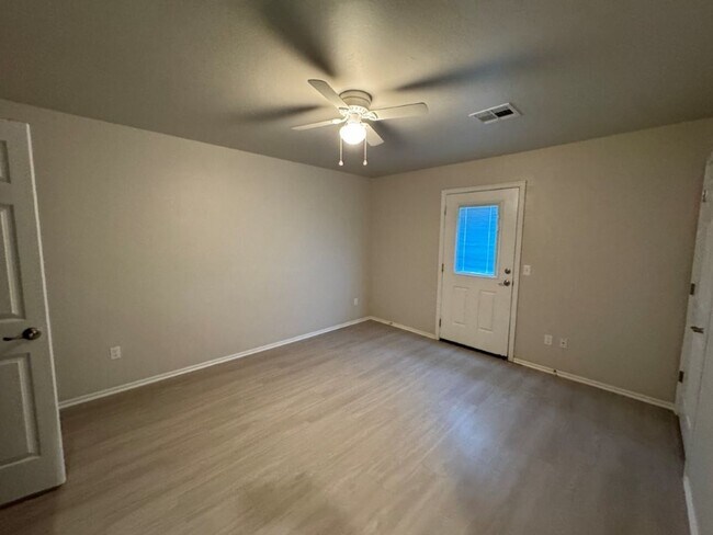 Foto del edificio - 55 plus Living in Newcastle!  Concierge maintenance, lawncare and all appliances provided!