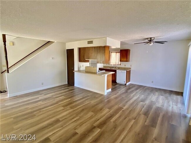 Building Photo - 5246 Golden Ln