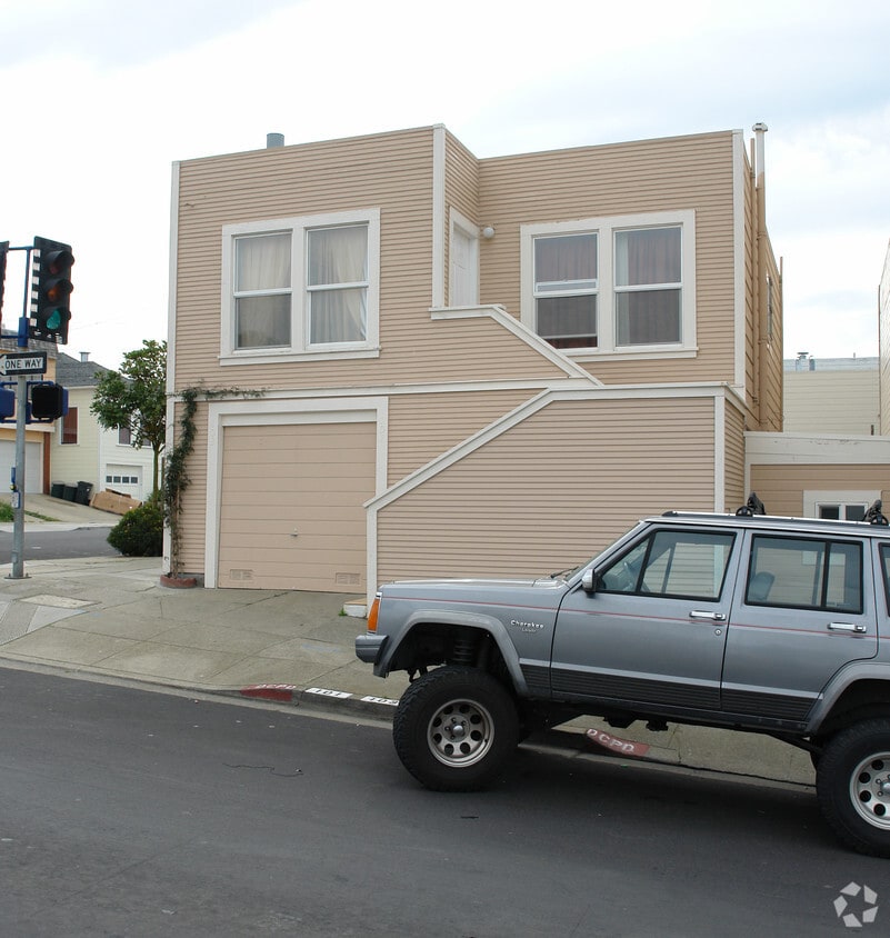 Primary Photo - 101-103 Knowles Ave