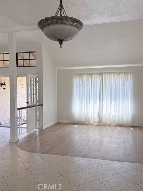 Foto del edificio - 1360 N Hacienda Dr