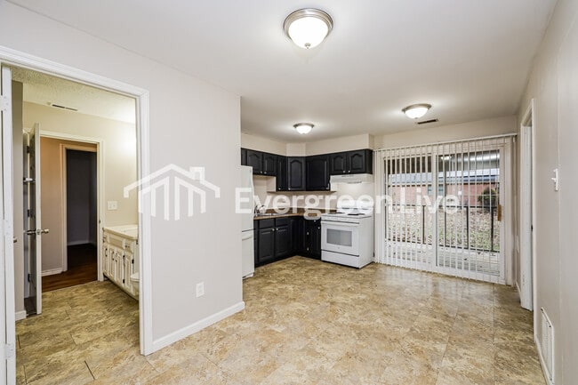 Foto del edificio - 5679 Tall Oaks Dr