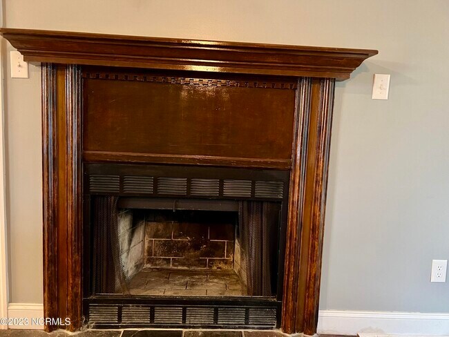 Building Photo - 102 Poplar Rd