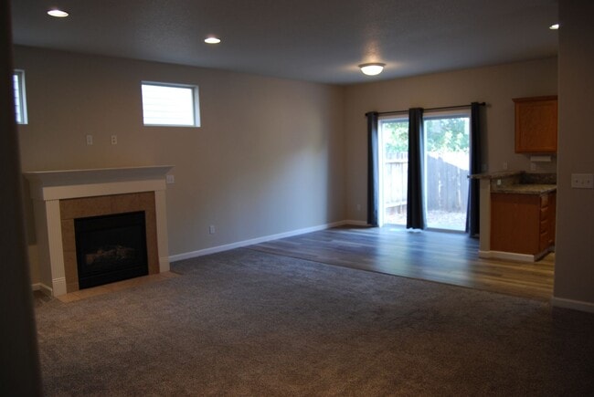 Building Photo - Modern 3 Bed 2.5 Bath Home in Sifton with ...