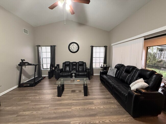 Foto del edificio - 13025 Meadowbreeze Dr